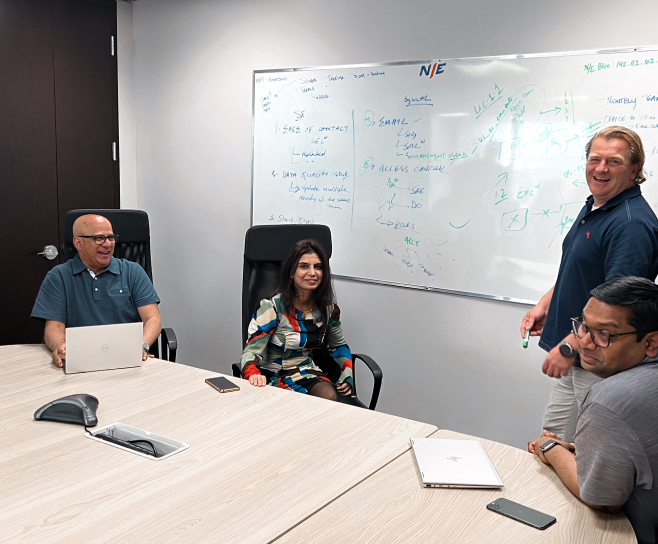 programmers-cooperating-brainstorming-at-inform